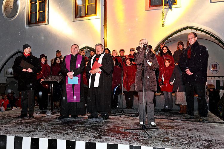 Musikalisch poetische Eröffnung des Advents, verbunden mit der Beleuchtung des Weihnachtsbaums, Stadtplatz Náměstí Svornosti, Český Krumlov, 28.11.2010