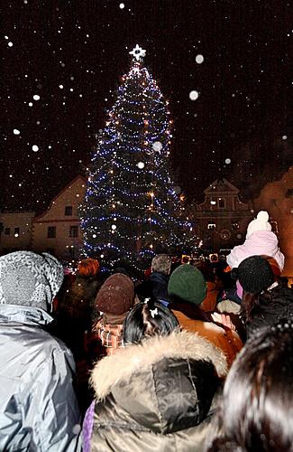 Musikalisch poetische Eröffnung des Advents, verbunden mit der Beleuchtung des Weihnachtsbaums, Stadtplatz Náměstí Svornosti, Český Krumlov, 28.11.2010