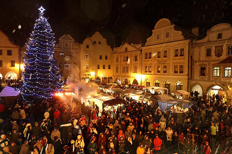 Hudebně poetické otevření adventu spojené s rozsvícením vánočního stromu, náměstí Svornosti Český Krumlov, 28.11.2010