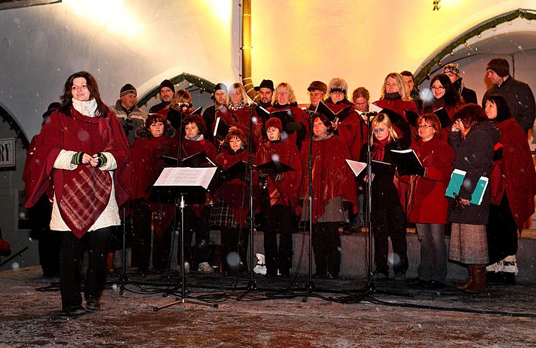 Hudebně poetické otevření adventu spojené s rozsvícením vánočního stromu, náměstí Svornosti Český Krumlov, 28.11.2010