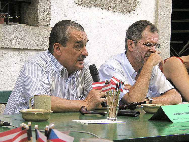 Karel Schwarzenberg a poslanec rakouského parlamentu Alexander Van der Bellen během česko-rakouského fóra 