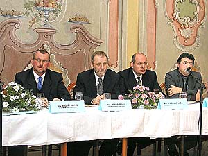Tisková konference UNESCO DAY Český Krumlov, zleva sedící Ing. Zdeněk Novák a Mgr. Michal Beneš (Ministerstvo kultury ČR), Mgr. Václav Jehlička (sdružení České dědictví UNESCO), Ing. Miroslav Reitinger (ČKRF s.r.o.), 6.12.2002, foto: Lubor Mrázek 