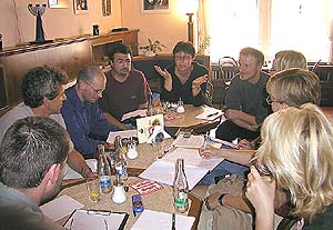 První schůzka krizového managementu cestovního ruchu během záplav 2002, zleva sedící Martin Hák (Unios Tourist Service), Jaromír Boháč (Auviex s.r.o.), Jaroslav Kepka (Hotel u města Vídně), Miroslav Reitinger (ČKRF s.r.o.), Hana Jirmusová (Egon Schiele Art Centrum), Pavel Mačuda (Unios Tourist service), Milena Matějková (Infocentrum Český Krumlov), Jitka Zikmundová a Zdena Flašková (Destinační management Český Krumlov), 16.8.2002, foto: Lubor Mrázek 