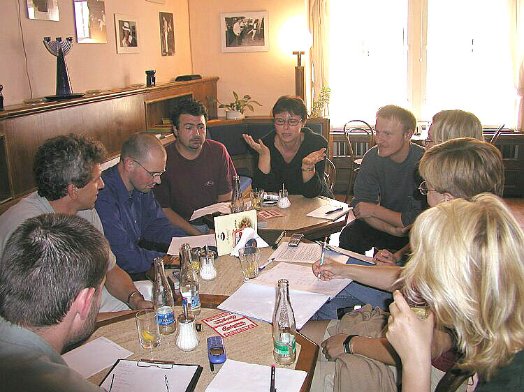 První schůzka krizového managementu cestovního ruchu během záplav 2002, zleva sedící Martin Hák (Unios Tourist Service), Jaromír Boháč (Auviex s.r.o.), Jaroslav Kepka (Hotel u města Vídně), Miroslav Reitinger (ČKRF s.r.o.), Hana Jirmusová (Egon Schiele Art Centrum), Pavel Mačuda (Unios Tourist service), Milena Matějková (Infocentrum Český Krumlov), Jitka Zikmundová a Zdena Flašková (Destinační management Český Krumlov), 16.8.2002, foto: Lubor Mrázek
