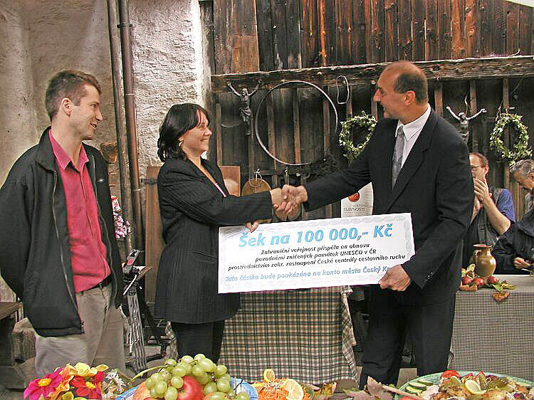 Starosta Města Český Krumlov Antonín Princ přebírá šek na 100.000 Kč od České centrály cestovního ruchu, 21.9.2002, foto: Lubor Mrázek