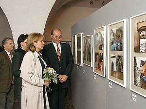 Dagmar Havlová při prohlídce výstavy Český Krumlov očima krumlovských fotografů za doprovodu představitelů města Český Krumlov, 15.9.2002, foto: Lubor Mrázek 