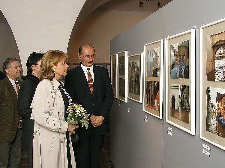 Dagmar Havlová při prohlídce výstavy Český Krumlov očima krumlovských fotografů za doprovodu představitelů města Český Krumlov, 15.9.2002, foto: Lubor Mrázek