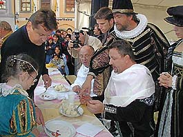 Svatováclavské slavnosti 2002, soutěž v pojídání švestkových knedlíků, 28.9.2002, foto: Lubor Mrázek 