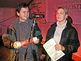 Svatováclavské slavnosti 2002, vítěz Svatováclavské soutěže přebírá 1. cenu - víkendový pobyt v Českém Krumlově pro celou rodinu, 28.9.2002, foto: Lubor Mrázek 