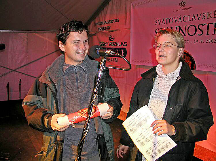 Svatováclavské slavnosti 2002, vítěz Svatováclavské soutěže přebírá 1. cenu - víkendový pobyt v Českém Krumlově pro celou rodinu, 28.9.2002, foto: Lubor Mrázek
