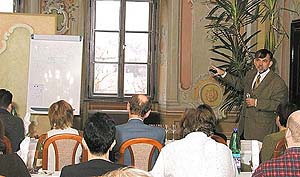 Cyklus seminářů Český Krumlov - management a marketing cestovního ruchu, přednášející Mgr. doc Petr Veselý (Vysoká škola hotelová, Praha), 29.11.2003, foto: Lubor Mrázek 