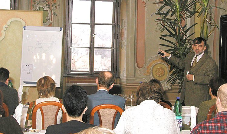 Cyklus seminářů Český Krumlov - management a marketing cestovního ruchu, přednášející Mgr. doc Petr Veselý (Vysoká škola hotelová, Praha), 29.11.2003, foto: Lubor Mrázek