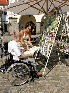 Sommerverkauf von Reiseführern und Karten am Stadtplatz Náměstí Svornosti in Český Krumlov, Foto: Lubor Mrázek 