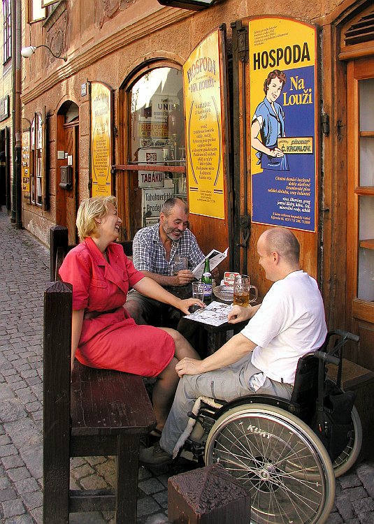 Posezení na zahrádce v hospodě Na Louži v Českém Krumlově, foto: Lubor Mrázek