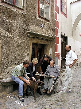 Krátké zastavení nad mapou v Klášterní ulici in Český Krumlov, Foto: Lubor Mrázek 