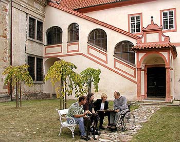 Diskuse před Klášterem křižovníků v Českém Krumlově, foto: Lubor Mrázek 