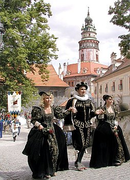 Zámecké panstvo na 2. nádvoří zámku Český Krumlov, Slavnosti pětilisté růže 2003, foto: Lubor Mrázek 