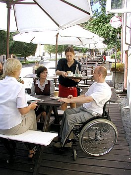 Erfrischung auf der Terrasse des Unios Internet Cafés -1. Schlosshof des Schlosses Český Krumlov, Foto: Lubor Mrázek 