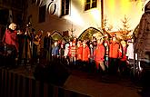 3. Adventssonntag - Gemeinsames singen am Weihnachtsbaum, Advent und Weihnachten in Český Krumlov 2010, Foto: Lubor Mrázek