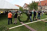 Gemeinsames Maibaumschmücken und Maibaumaufstellen, Feuerentzündung, Zauberhaftes Krumlov 30.4.2011, Foto: Lubor Mrázek