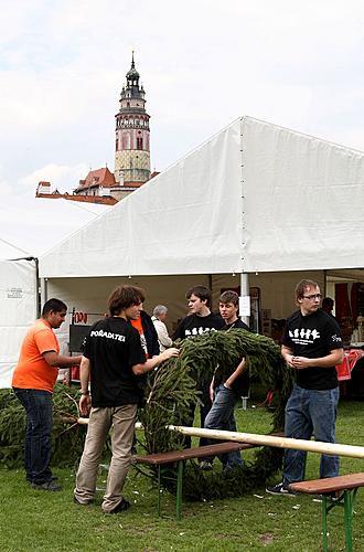 Gemeinsames Maibaumschmücken und Maibaumaufstellen, Feuerentzündung, Zauberhaftes Krumlov 30.4.2011