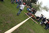 Gemeinsames Maibaumschmücken und Maibaumaufstellen, Feuerentzündung, Zauberhaftes Krumlov 30.4.2011, Foto: Lubor Mrázek