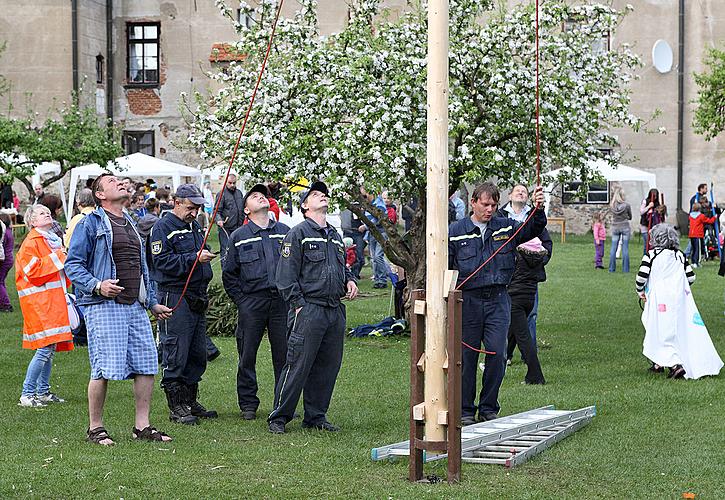 Joint decoration of the maypole and ERECTION OF THE MAYPOLE, Lighting the fire, Magical Krumlov 30.4.2011