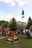 Gemeinsames Maibaumschmücken und Maibaumaufstellen, Feuerentzündung, Zauberhaftes Krumlov 30.4.2011, Foto: Lubor Mrázek