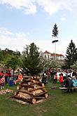 Joint decoration of the maypole and ERECTION OF THE MAYPOLE, Lighting the fire, Magical Krumlov 30.4.2011, photo by: Lubor Mrázek