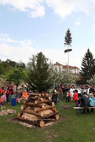 Joint decoration of the maypole and ERECTION OF THE MAYPOLE, Lighting the fire, Magical Krumlov 30.4.2011