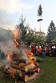 Joint decoration of the maypole and ERECTION OF THE MAYPOLE, Lighting the fire, Magical Krumlov 30.4.2011, photo by: Lubor Mrázek