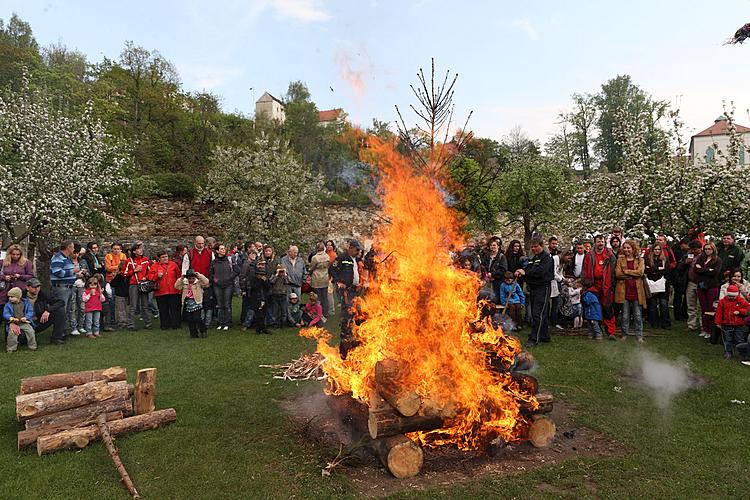 Gemeinsames Maibaumschmücken und Maibaumaufstellen, Feuerentzündung, Zauberhaftes Krumlov 30.4.2011