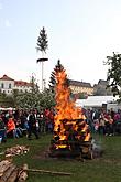 Gemeinsames Maibaumschmücken und Maibaumaufstellen, Feuerentzündung, Zauberhaftes Krumlov 30.4.2011, Foto: Lubor Mrázek