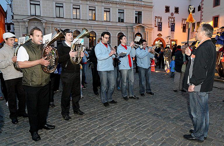 Konzerte der Krumauer Musikbands und Lampionumzug, Zauberhaftes Krumlov 30.4.2011