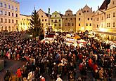 Hudebně poetické otevření adventu spojené s rozsvícením vánočního stromu, náměstí Svornosti Český Krumlov, 27.11.2011, foto: Lubor Mrázek