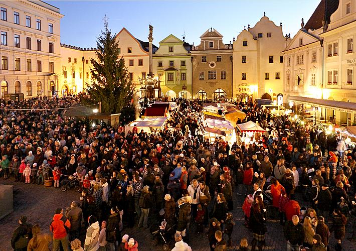 Musikalisch poetische Eröffnung des Advents, verbunden mit der Beleuchtung des Weihnachtsbaums, Stadtplatz Náměstí Svornosti, Český Krumlov, 27.11.2011