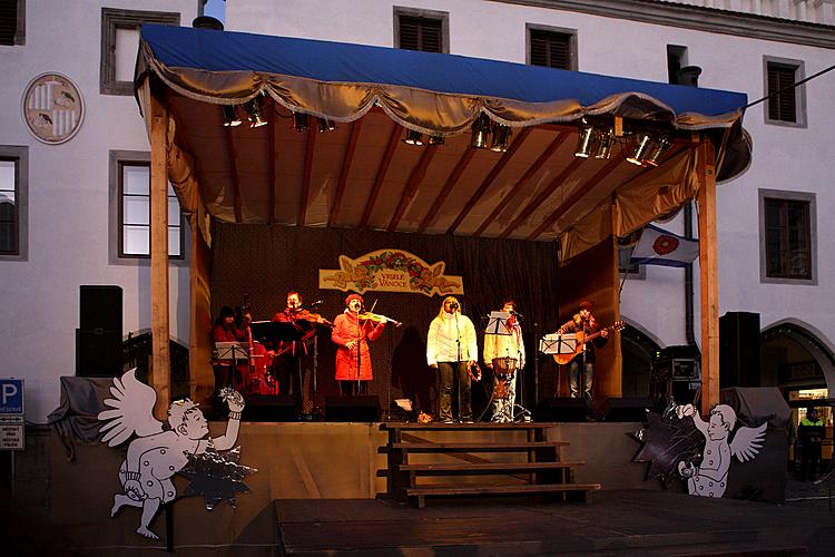 Hudebně poetické otevření adventu spojené s rozsvícením vánočního stromu, náměstí Svornosti Český Krumlov, 27.11.2011