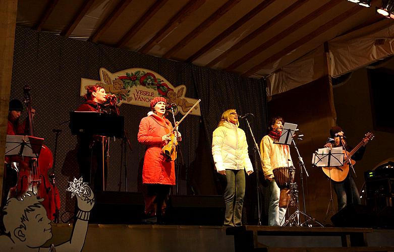 Hudebně poetické otevření adventu spojené s rozsvícením vánočního stromu, náměstí Svornosti Český Krumlov, 27.11.2011