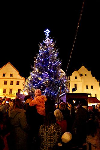 Musikalisch poetische Eröffnung des Advents, verbunden mit der Beleuchtung des Weihnachtsbaums, Stadtplatz Náměstí Svornosti, Český Krumlov, 27.11.2011