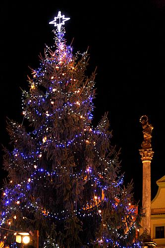 Musikalisch poetische Eröffnung des Advents, verbunden mit der Beleuchtung des Weihnachtsbaums, Stadtplatz Náměstí Svornosti, Český Krumlov, 27.11.2011