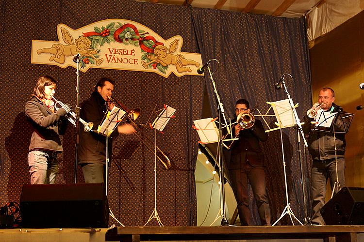 Hudebně poetické otevření adventu spojené s rozsvícením vánočního stromu, náměstí Svornosti Český Krumlov, 27.11.2011