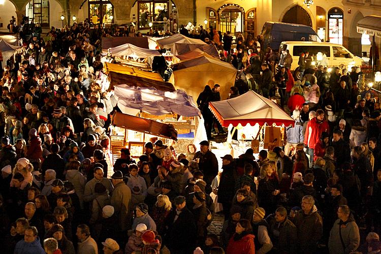 Musikalisch poetische Eröffnung des Advents, verbunden mit der Beleuchtung des Weihnachtsbaums, Stadtplatz Náměstí Svornosti, Český Krumlov, 27.11.2011