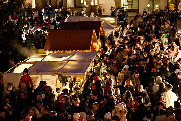 Musikalisch poetische Eröffnung des Advents, verbunden mit der Beleuchtung des Weihnachtsbaums, Stadtplatz Náměstí Svornosti, Český Krumlov, 27.11.2011