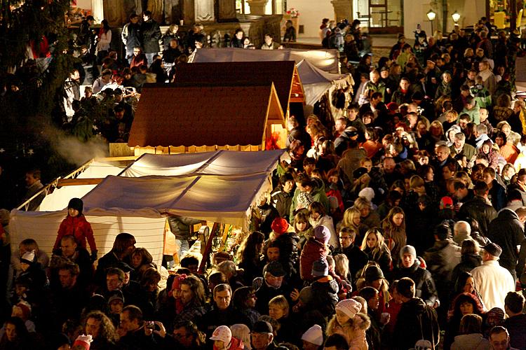 Hudebně poetické otevření adventu spojené s rozsvícením vánočního stromu, náměstí Svornosti Český Krumlov, 27.11.2011