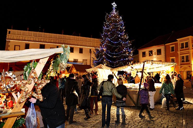 Hudebně poetické otevření adventu spojené s rozsvícením vánočního stromu, náměstí Svornosti Český Krumlov, 27.11.2011