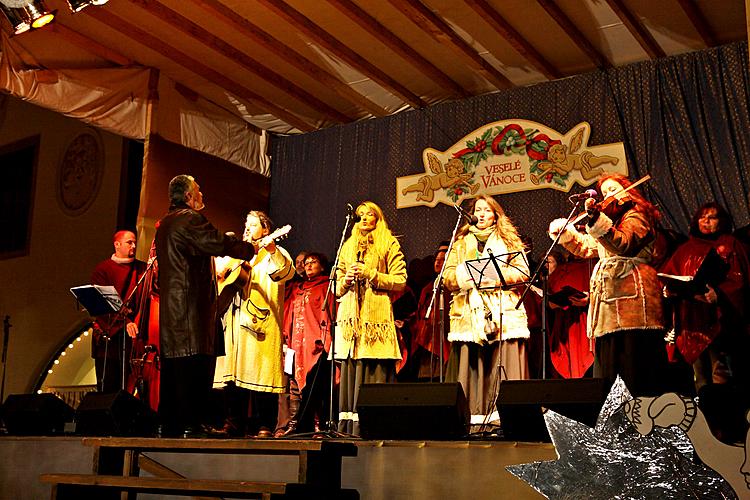 Musikalisch poetische Eröffnung des Advents, verbunden mit der Beleuchtung des Weihnachtsbaums, Stadtplatz Náměstí Svornosti, Český Krumlov, 27.11.2011