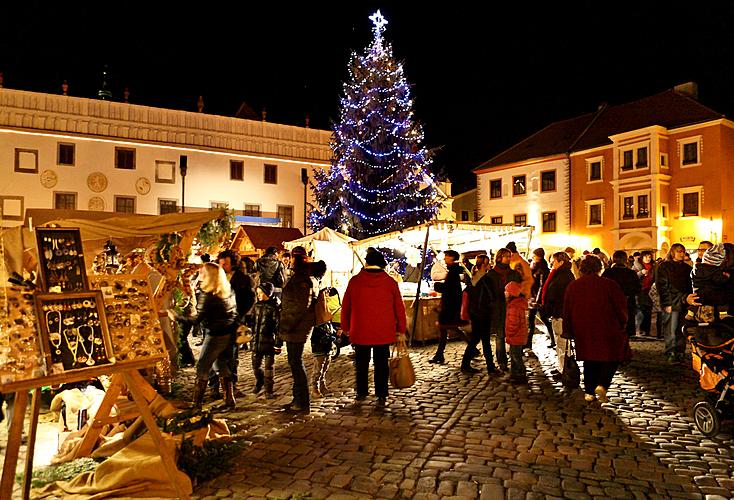 Musikalisch poetische Eröffnung des Advents, verbunden mit der Beleuchtung des Weihnachtsbaums, Stadtplatz Náměstí Svornosti, Český Krumlov, 27.11.2011