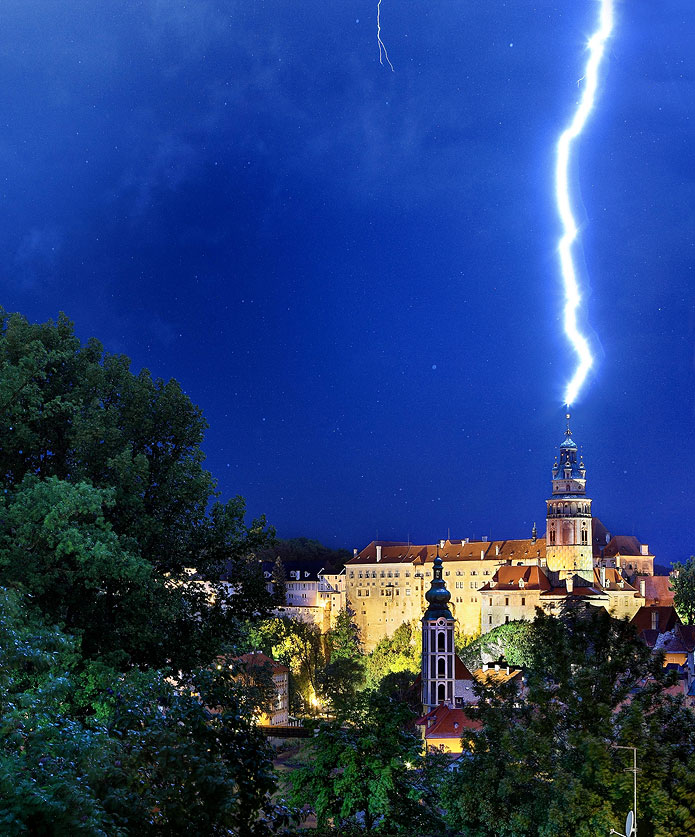 Přímý úder blesku do věže zámku Český Krumlov, 5. srpna 2012 ve 21:36:27 hod.