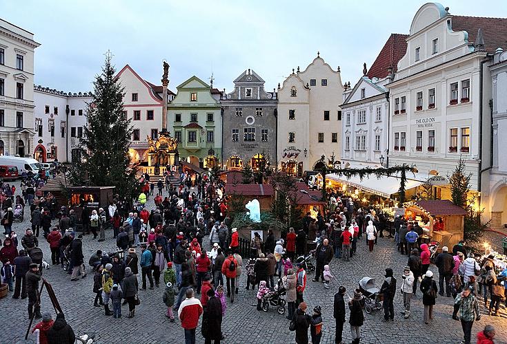 1. adventní neděle - hudebně poetické otevření adventu spojené s rozsvícením vánočního stromu, 2.12.2012