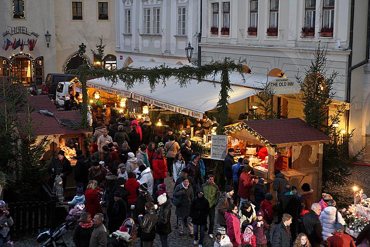 1. adventní neděle - hudebně poetické otevření adventu spojené s rozsvícením vánočního stromu, 2.12.2012